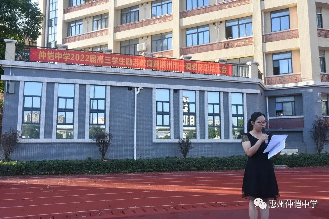 表彰大会现场，领导与获奖学生合影