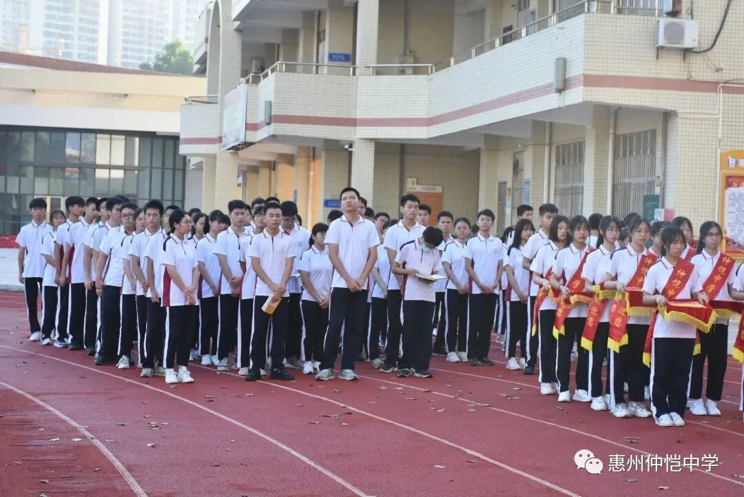 高三年级主任卢华林进行总结发言