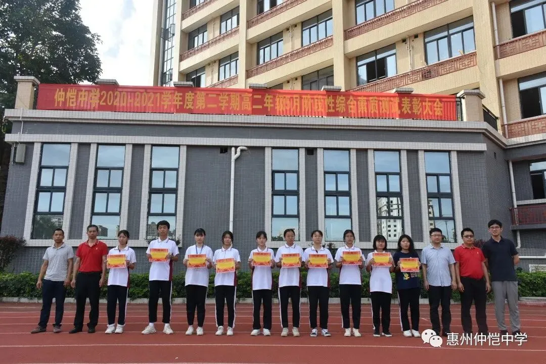 获奖学生与领导合影