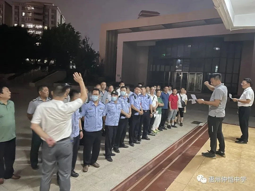 检查小组仔细查看宿舍床铺下方区域