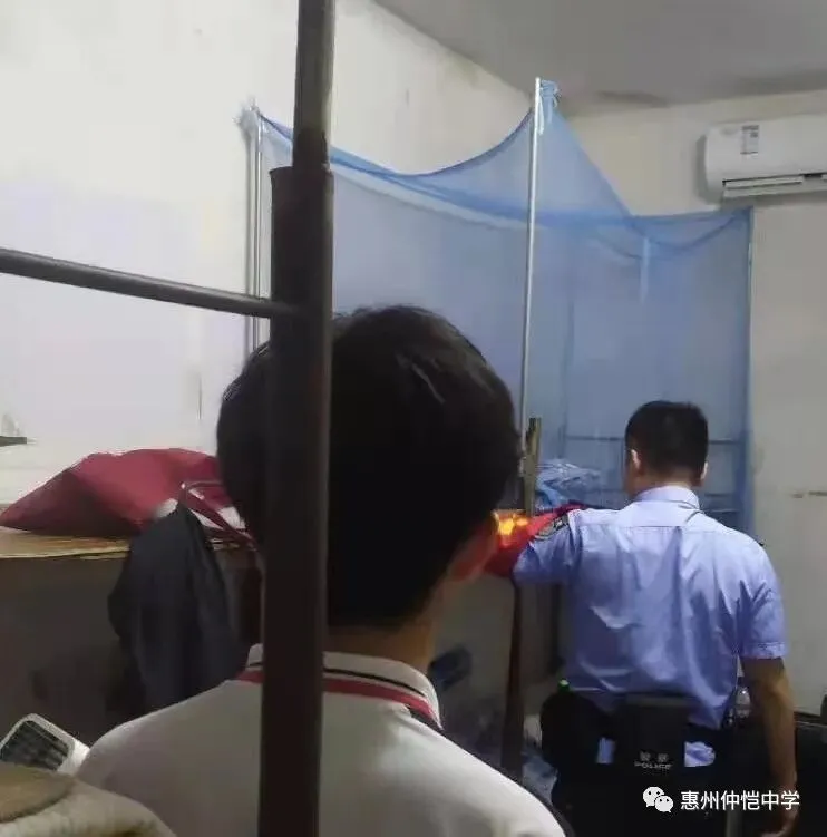 检查人员正在收缴学生宿舍内的违禁物品