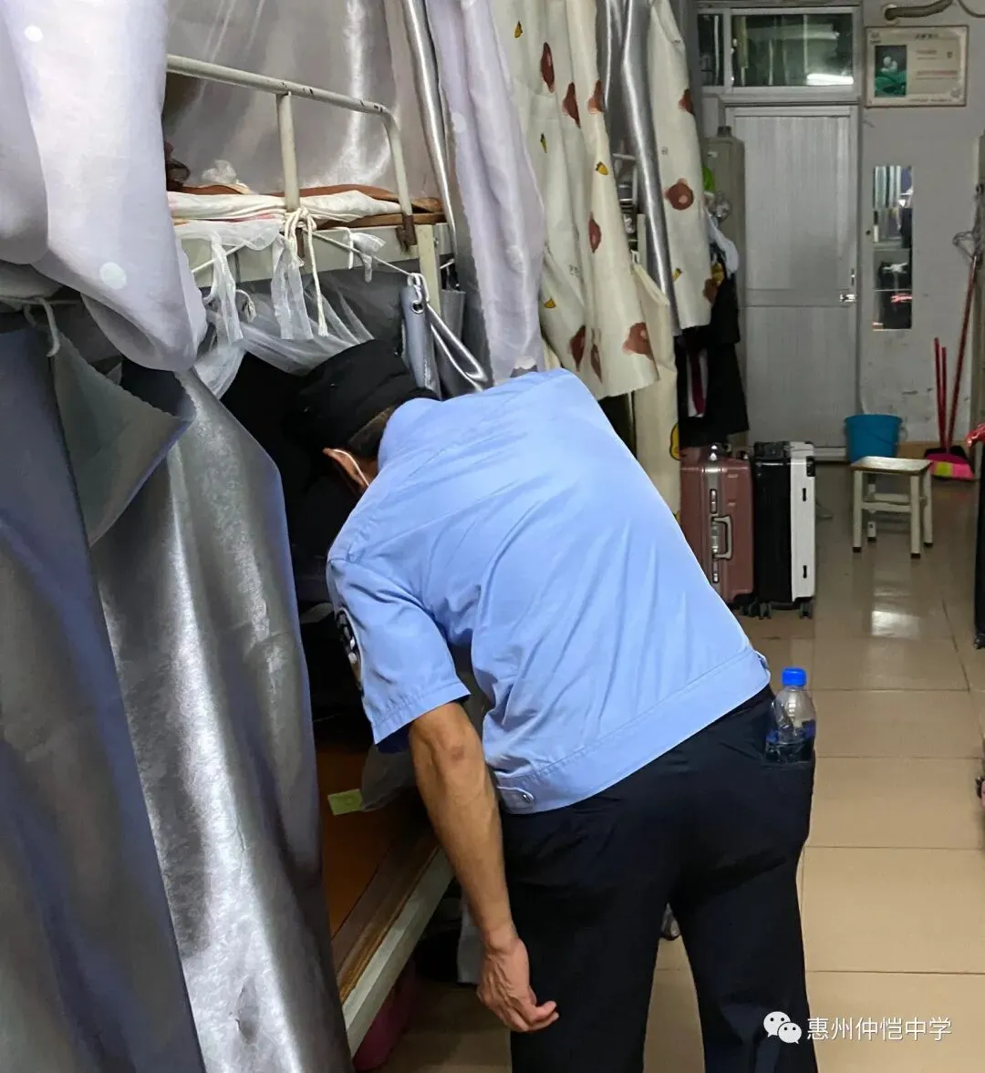 学生代表协助检查人员清点违禁物品