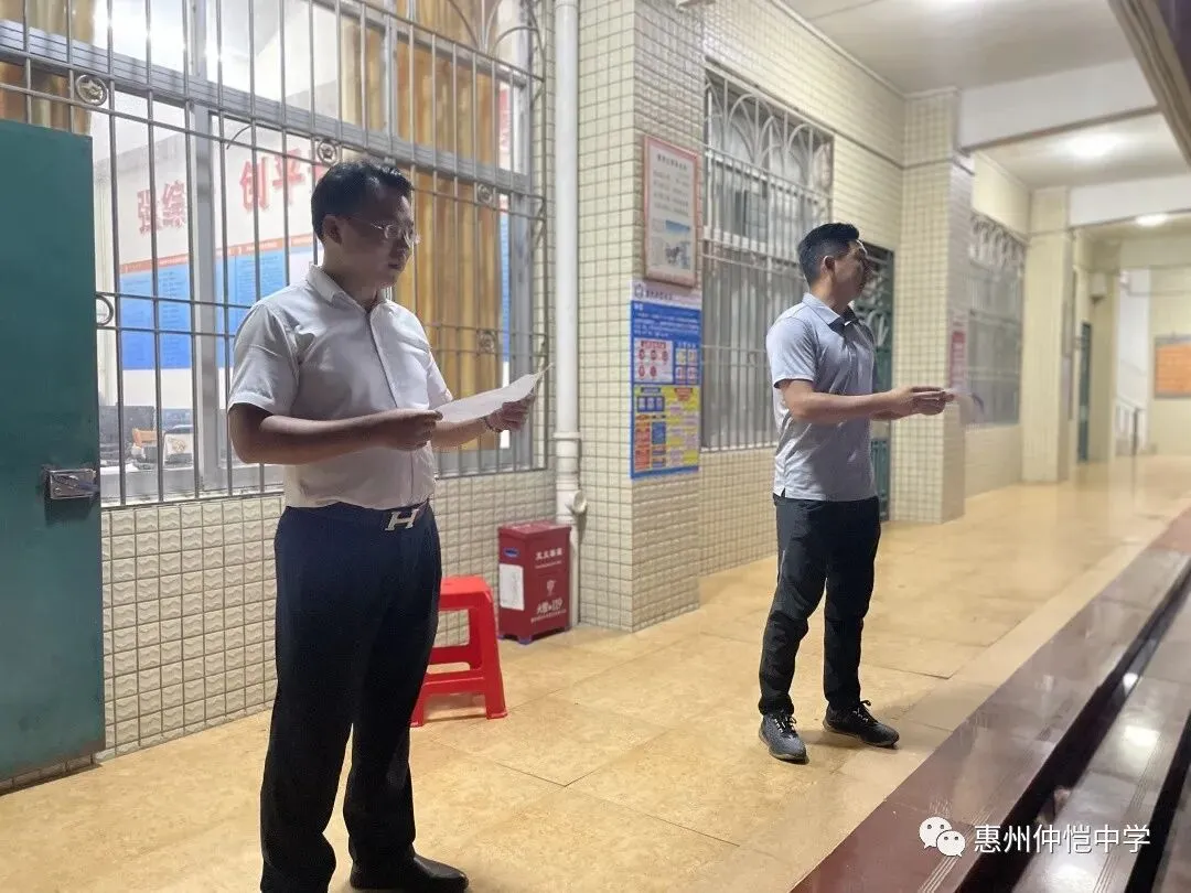 检查人员正在认真检查学生宿舍内部情况