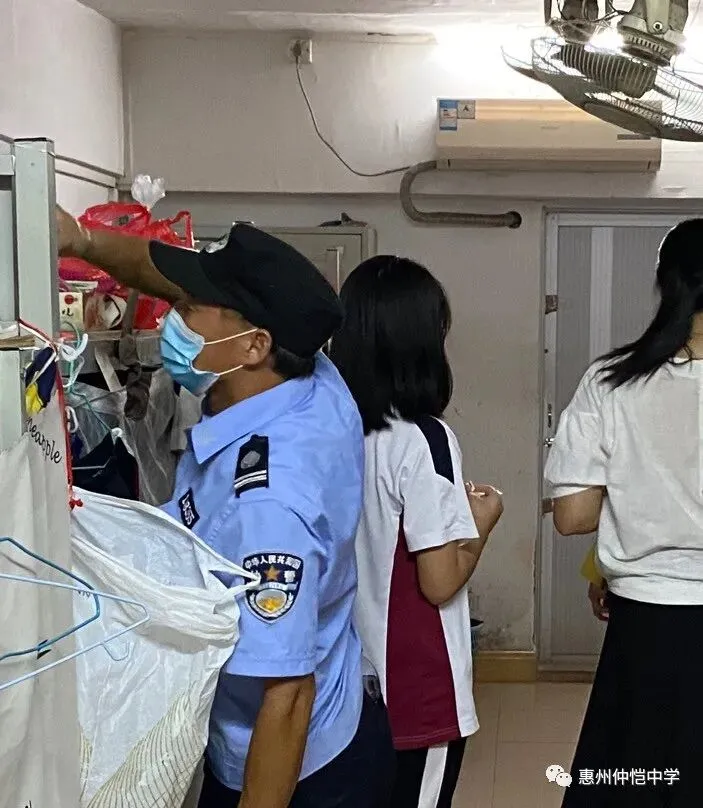 检查人员对发现的违禁物品进行登记