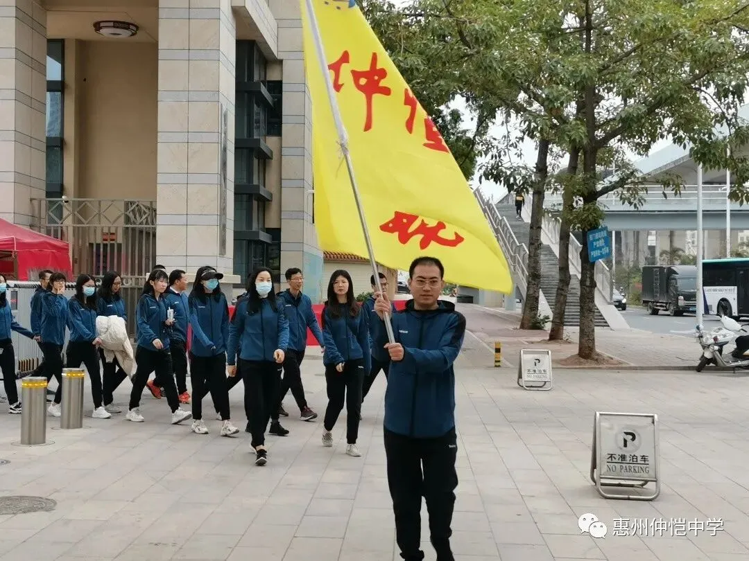 老师们在健步走活动中交流互动