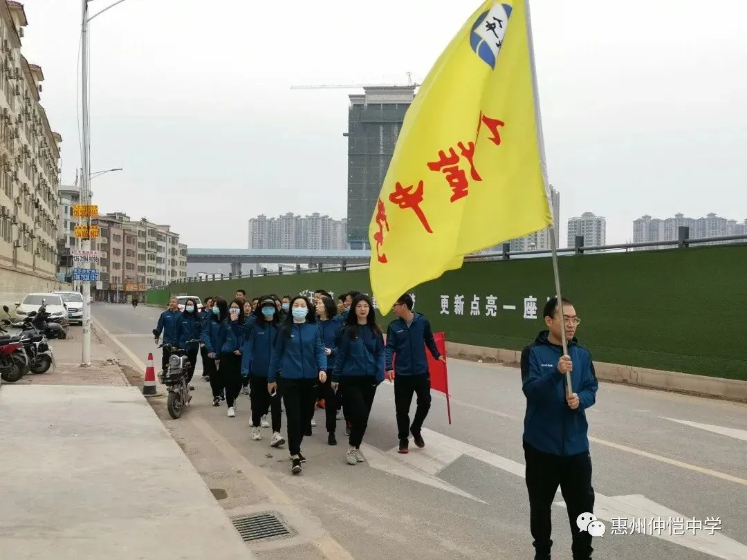 健步走队伍在校园周边道路行进