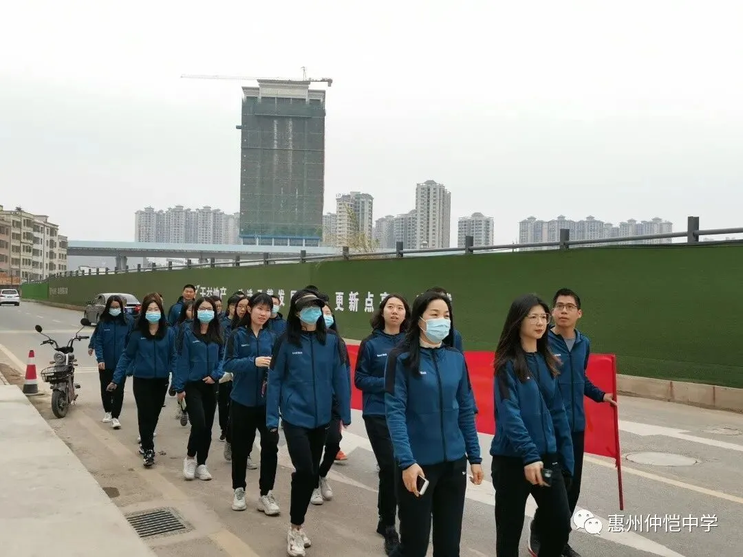 老师们享受健步走带来的放松与愉悦