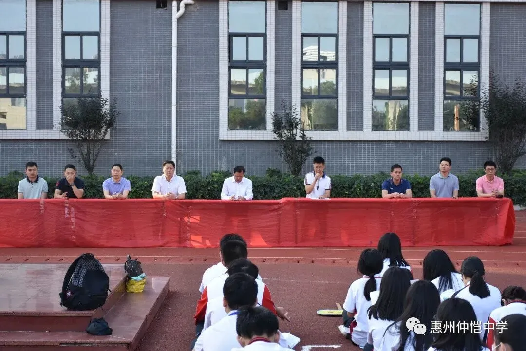 领导为获奖学生颁奖