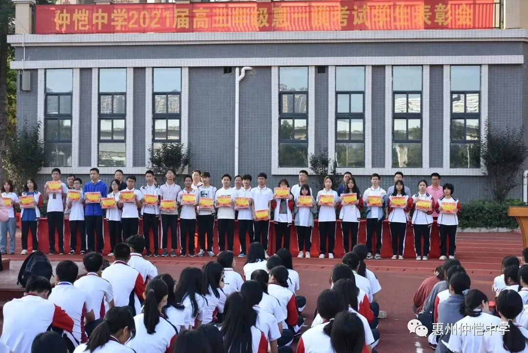 获奖学生与领导合影