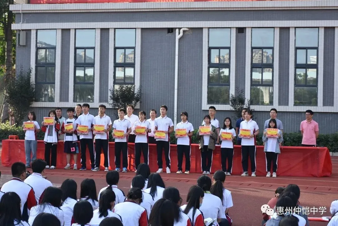 表彰会现场充满激励氛围