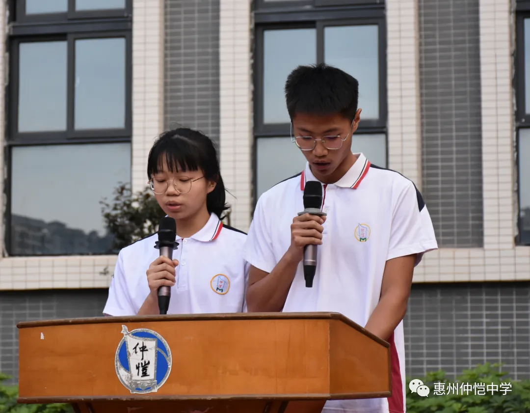 学生们认真聆听表彰会