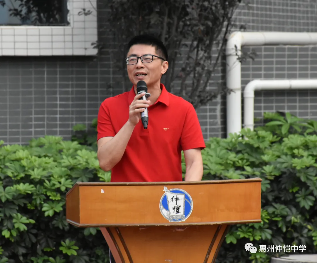 教研处张勇副主任宣读表彰名单