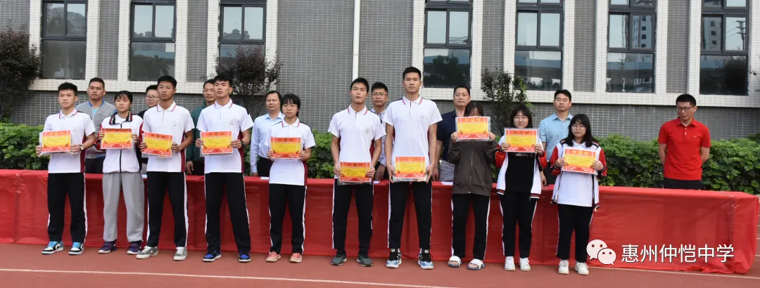 获奖学生与领导合影留念