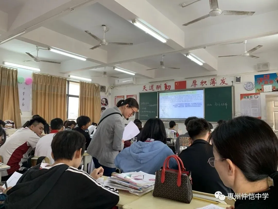 李辉老师在课堂上进行情境教学