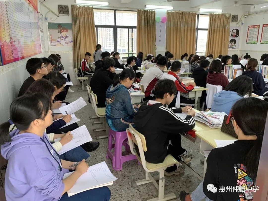 学生们积极参与课堂互动