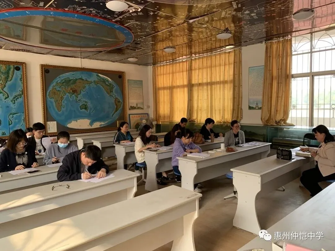 地理科组教师们进行课后研讨