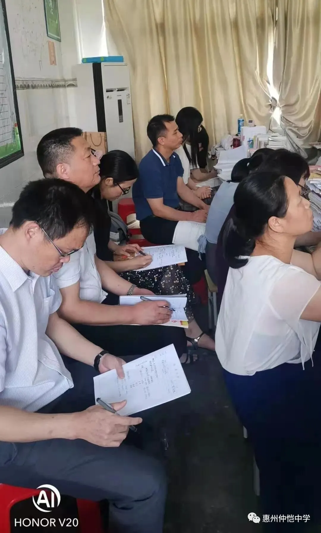 评课现场,教师们积极发表见解