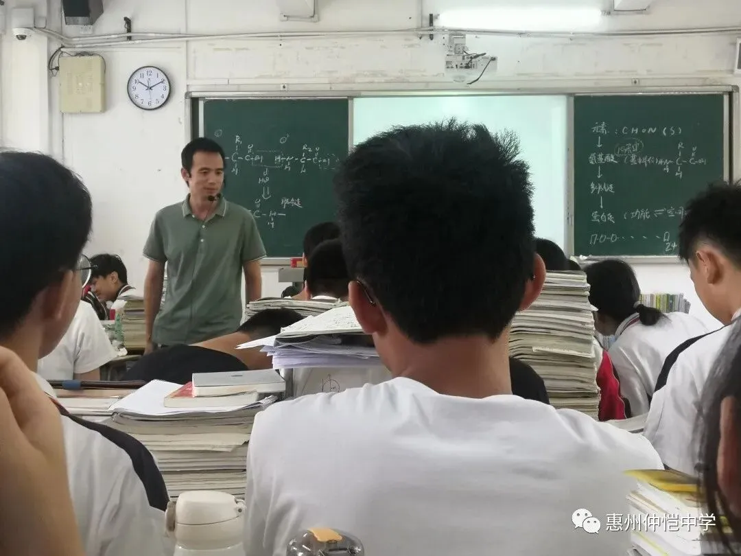 钟智勇老师引导学生构建蛋白质集合模型