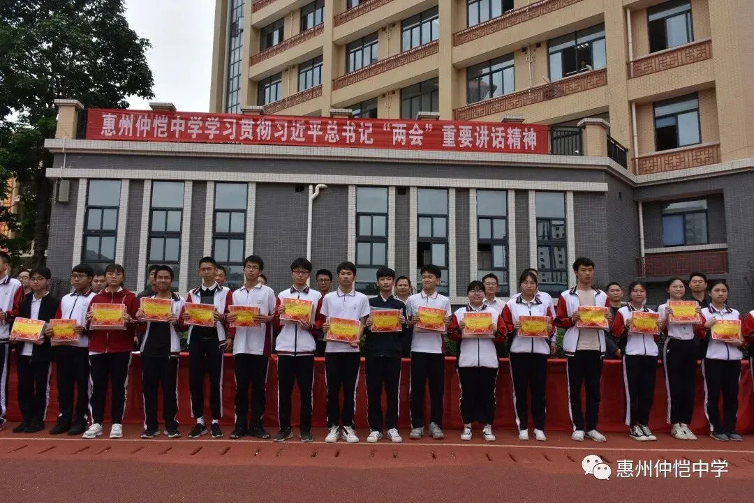 学校领导为获奖学生颁发奖状和奖品