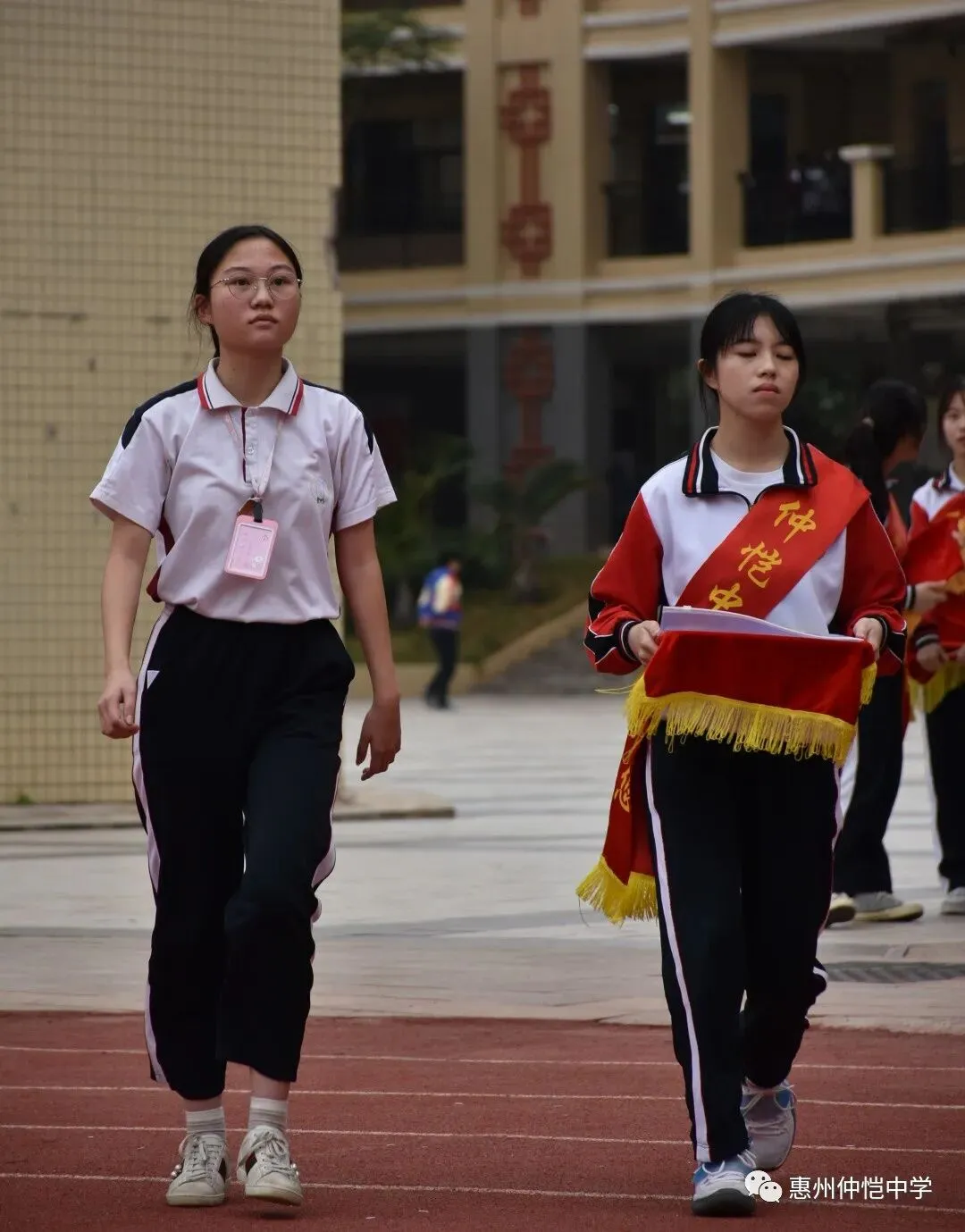 学校领导为获奖学生颁发奖状