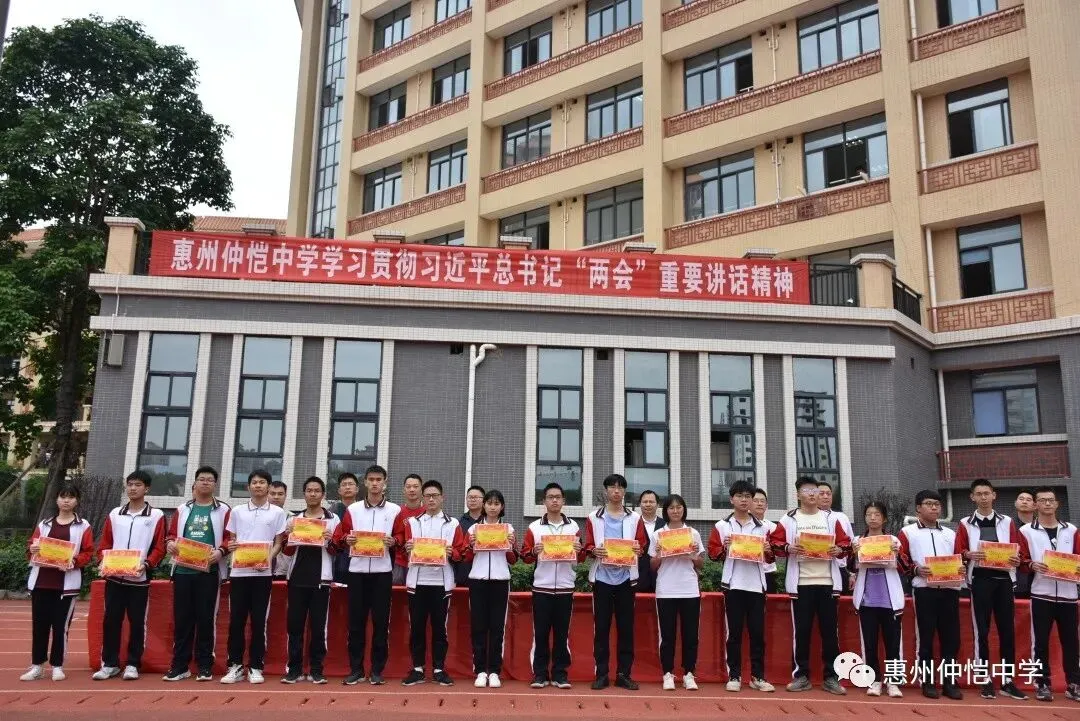 同学们被学生代表的发言所感染
