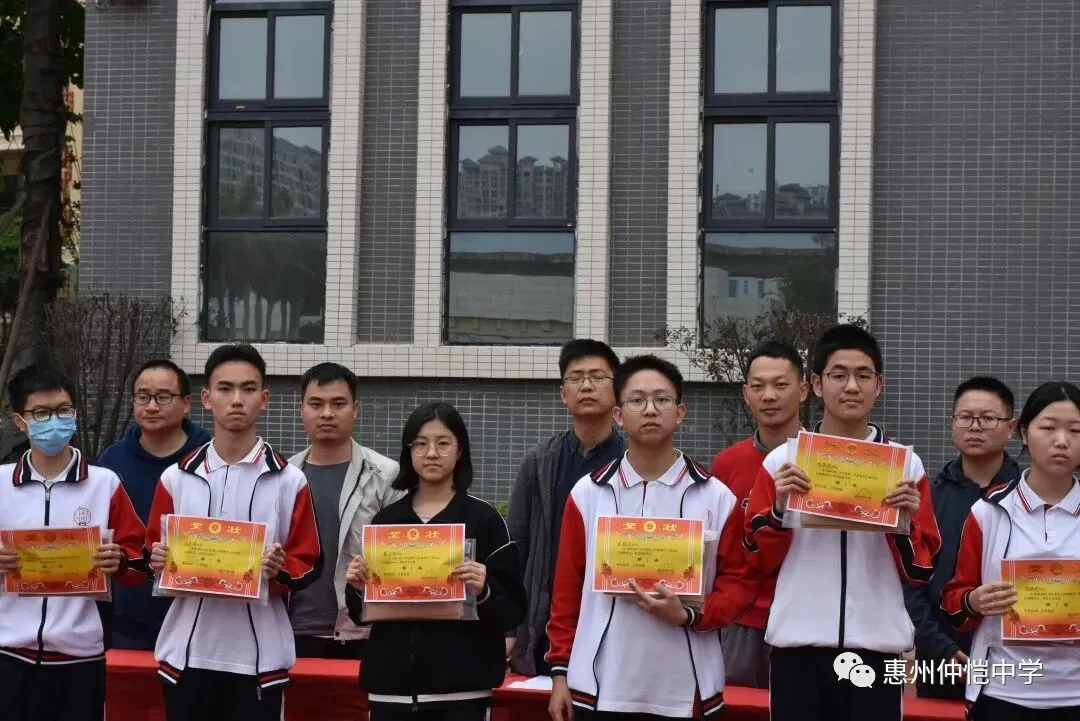 优秀学生代表接受表彰