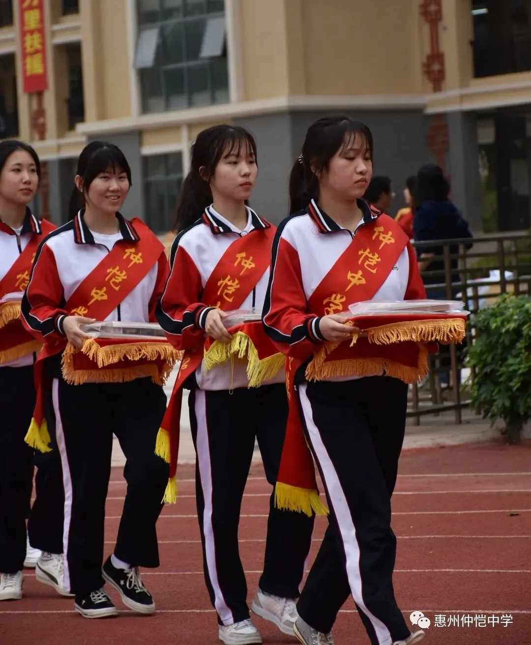获奖学生代表与学校领导合影留念