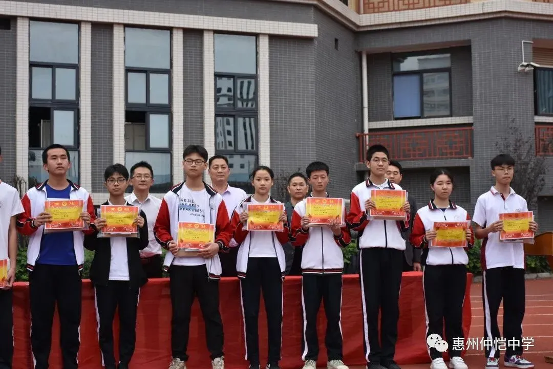 学生们在表彰大会上受到启发