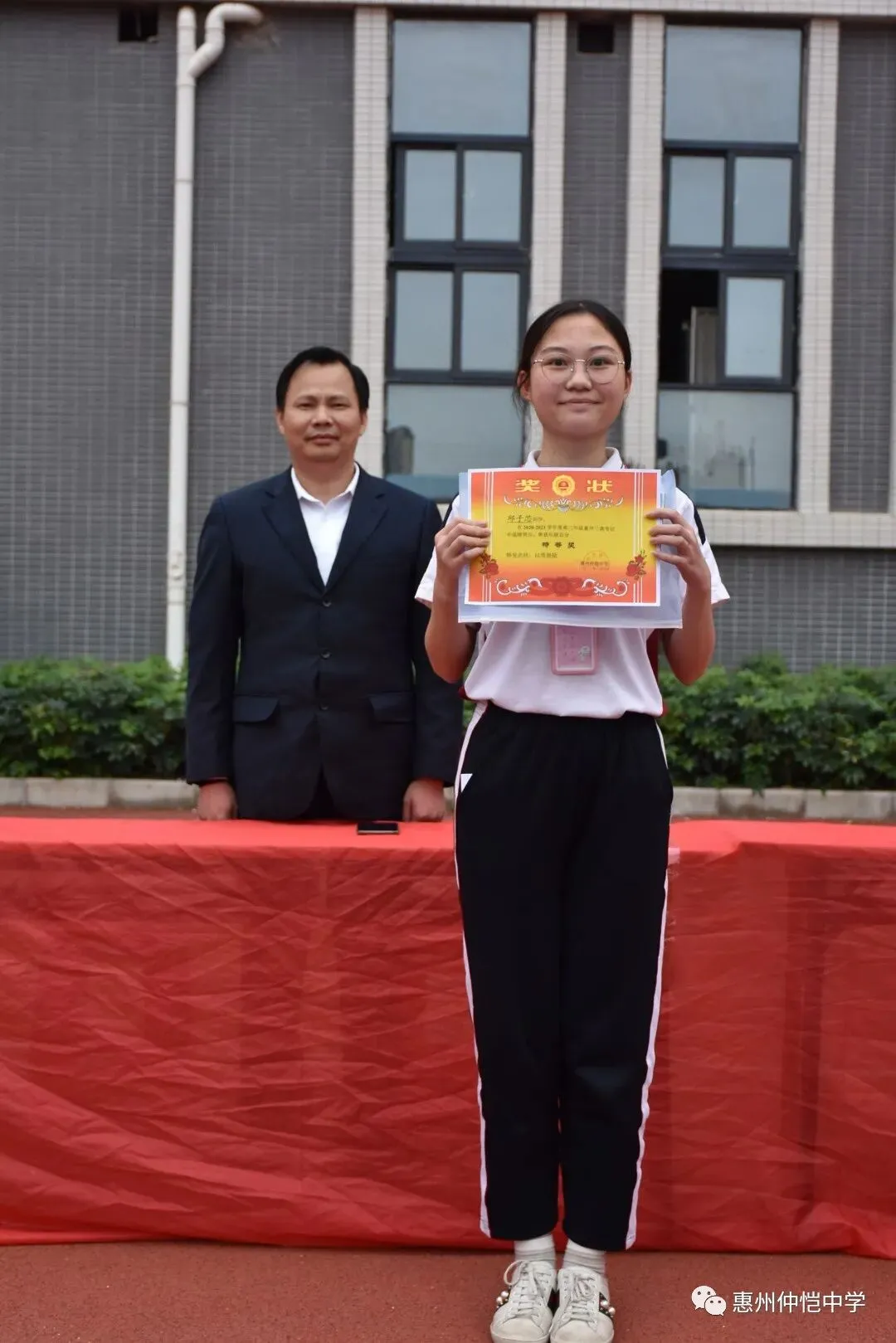 学生们认真聆听表彰大会