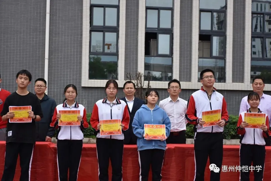 全体获奖学生合影留念