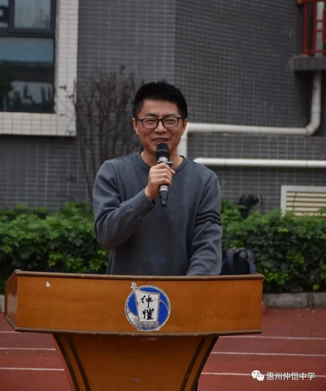 表彰大会现场,学生们认真做笔记