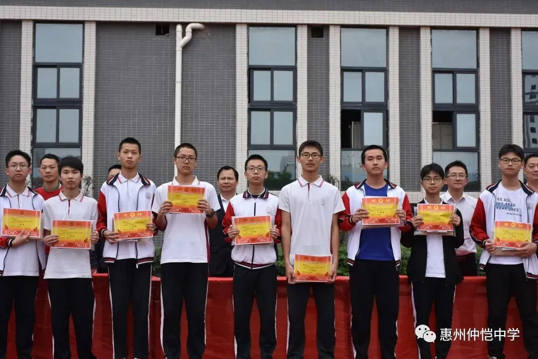 同学们认真聆听学生代表的分享