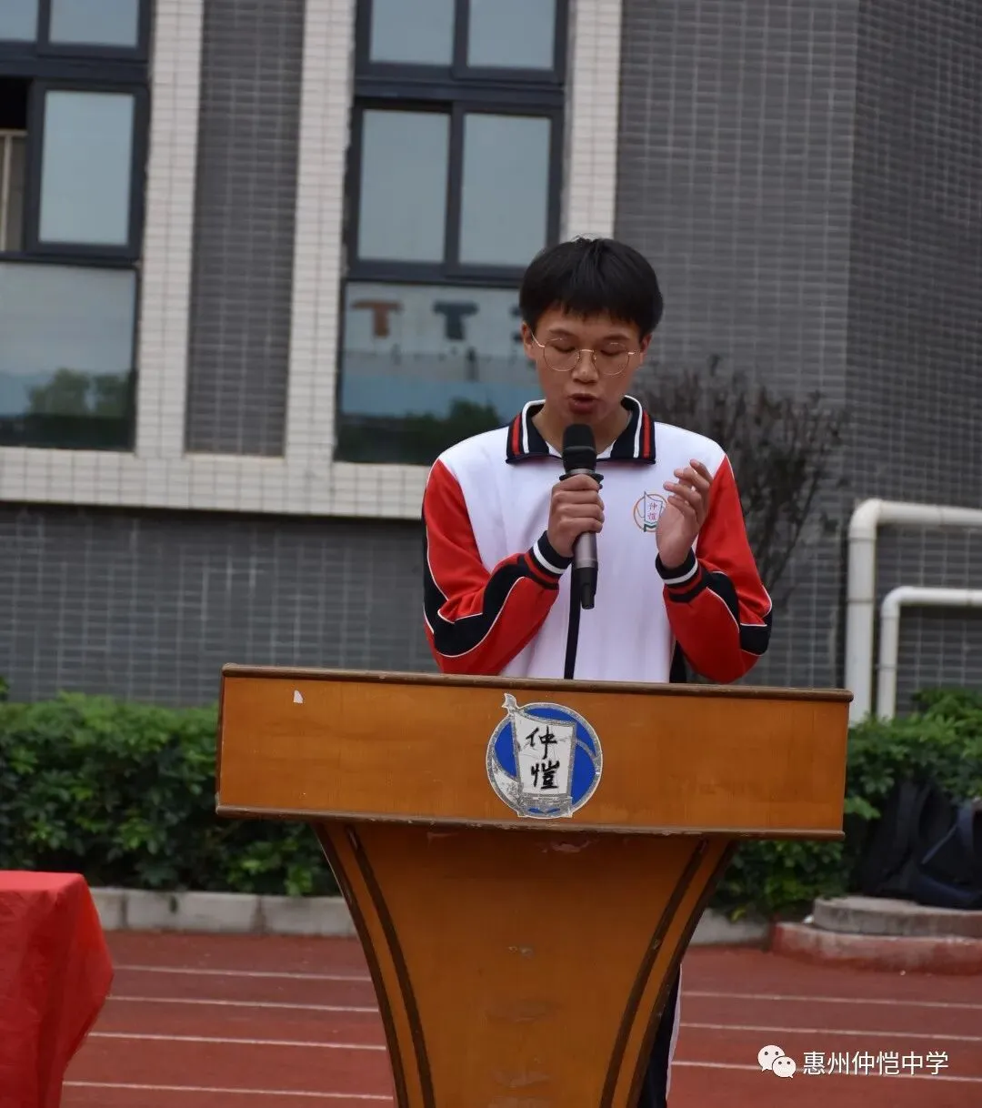 表彰大会现场,领导与学生互动