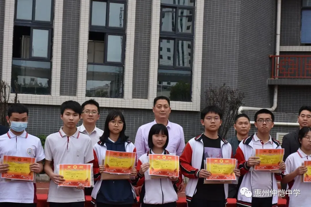 表彰大会现场气氛热烈