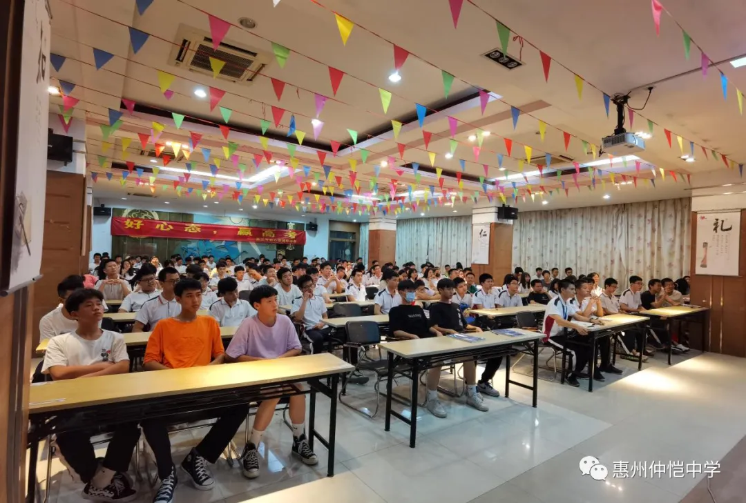 高一年级副年级主任廖秋霞正在进行励志讲座