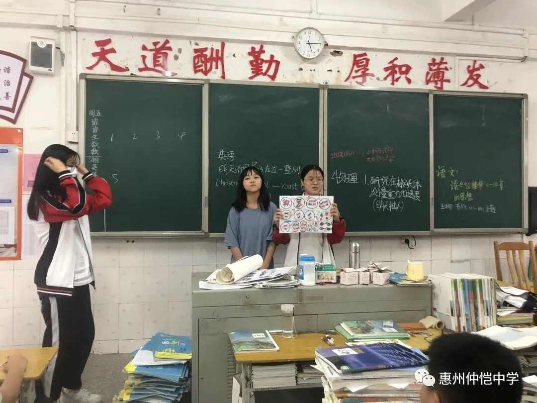 同学们在班级内进行作品初选