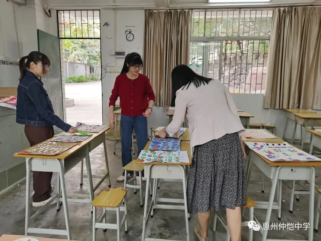 学生们展示他们的优秀作品
