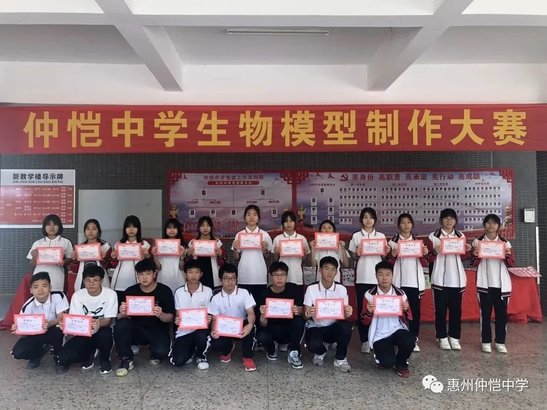 获奖学生与老师合影