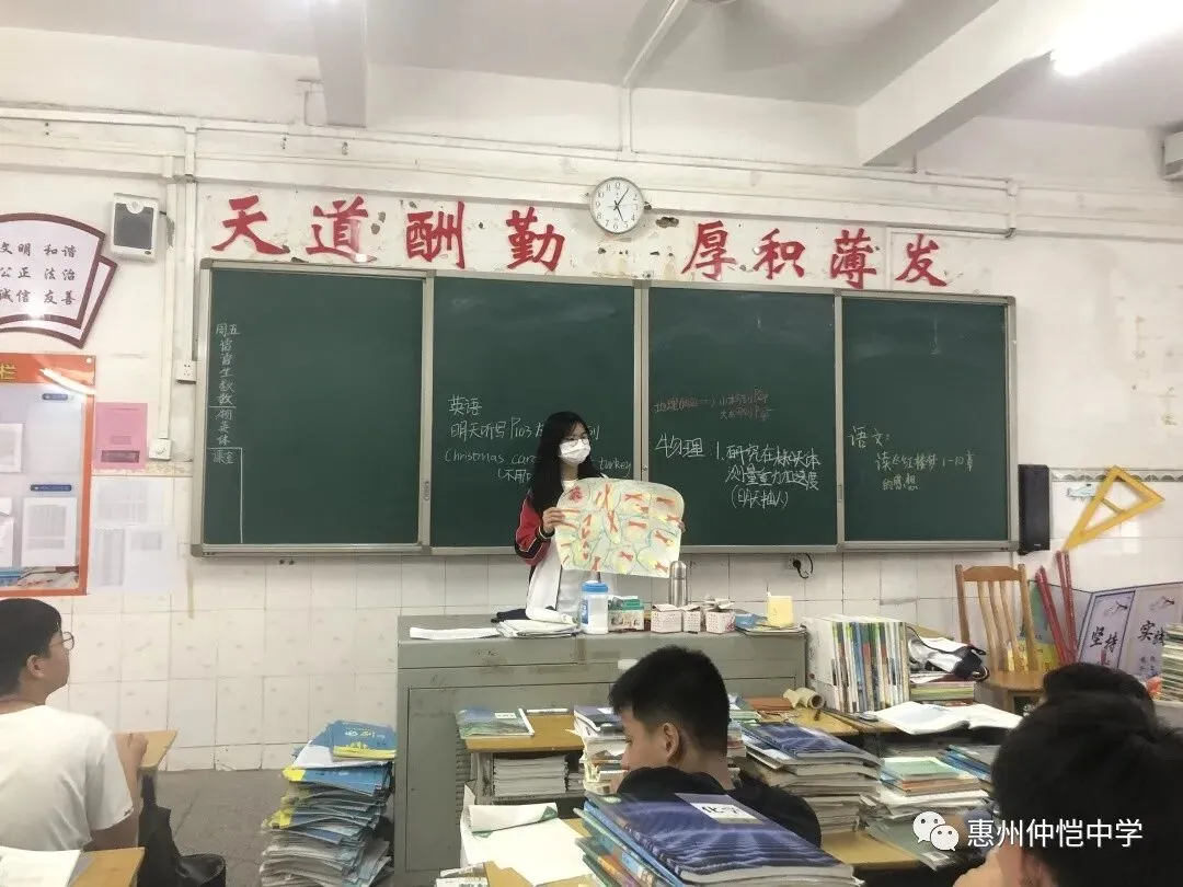 评委老师们认真审阅作品