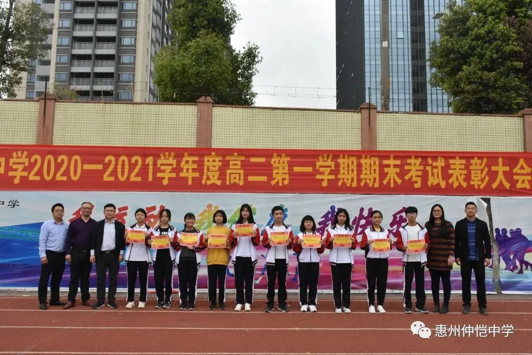 获奖学生手持奖状与礼品,笑容灿烂