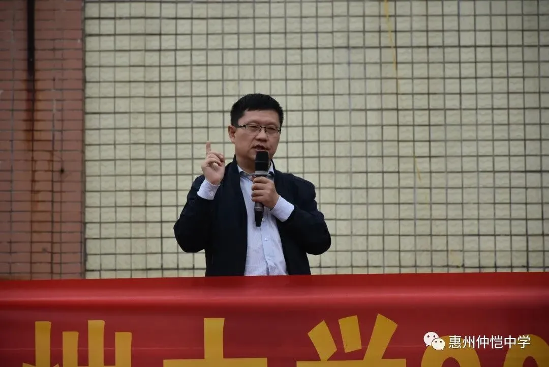 曾振锋副主任对学生日常行为进行规范教育