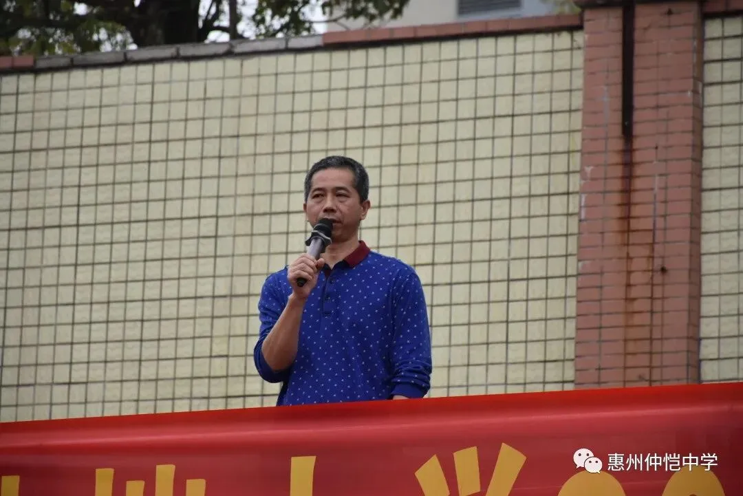 全体获奖学生与学校领导合影留念