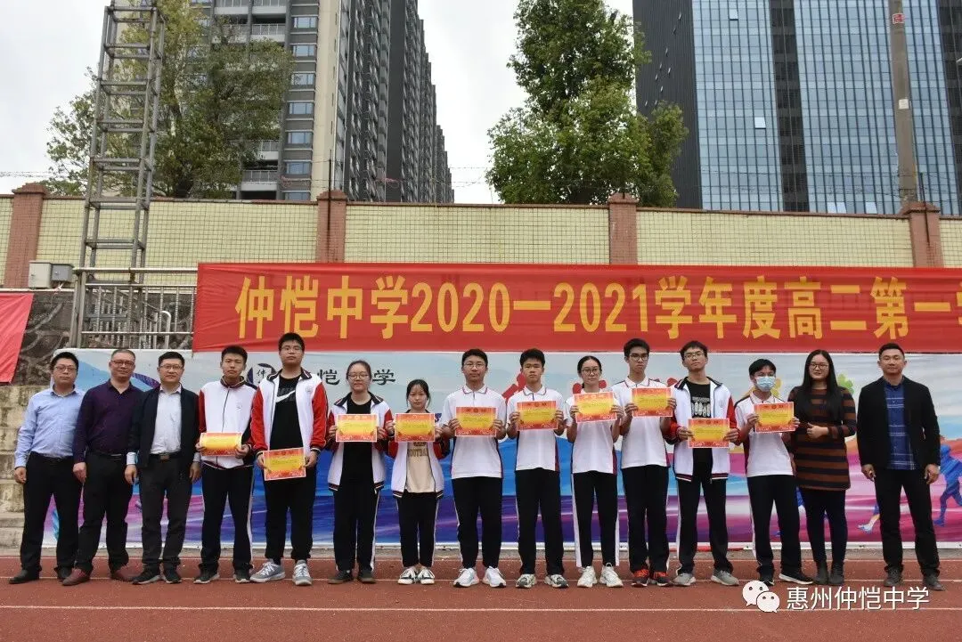 表彰大会现场,学生们认真聆听颁奖