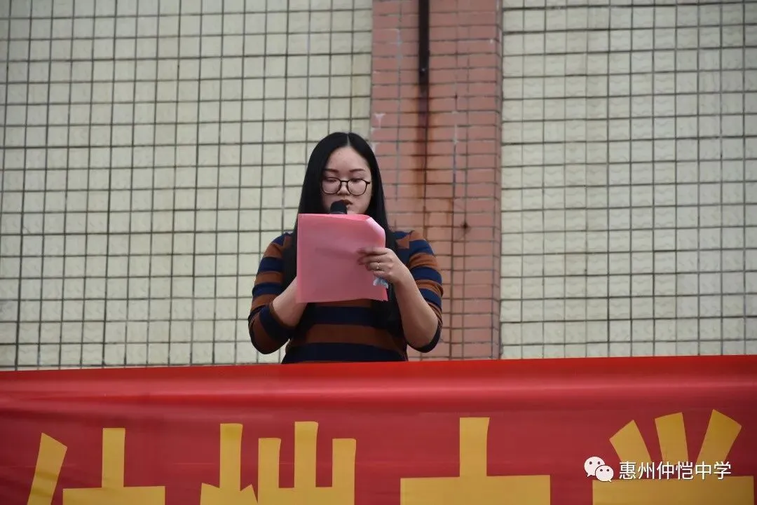 学校领导出席高二年级期末考试表彰大会