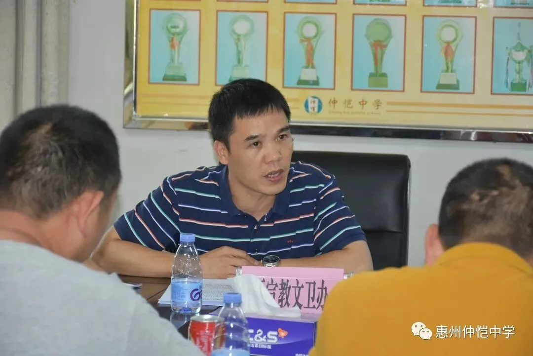 调研组一行与学校领导合影留念