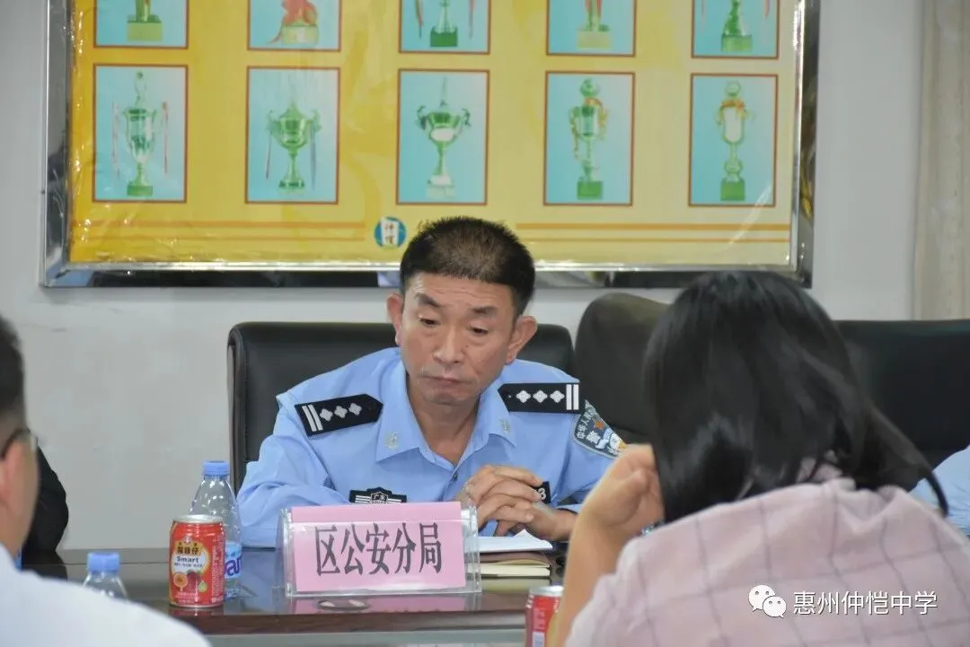 调研组一行与学校领导合影留念