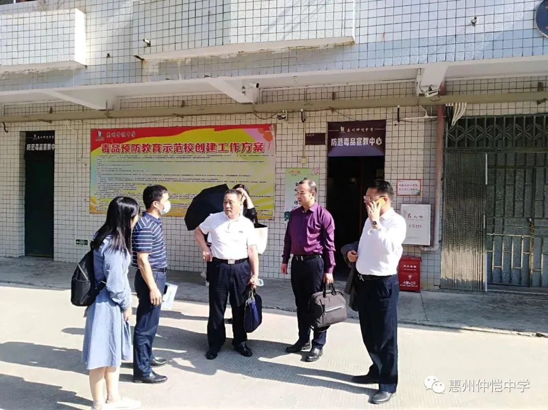 调研组领导与学校领导及心理教师、年级主任召开座谈会