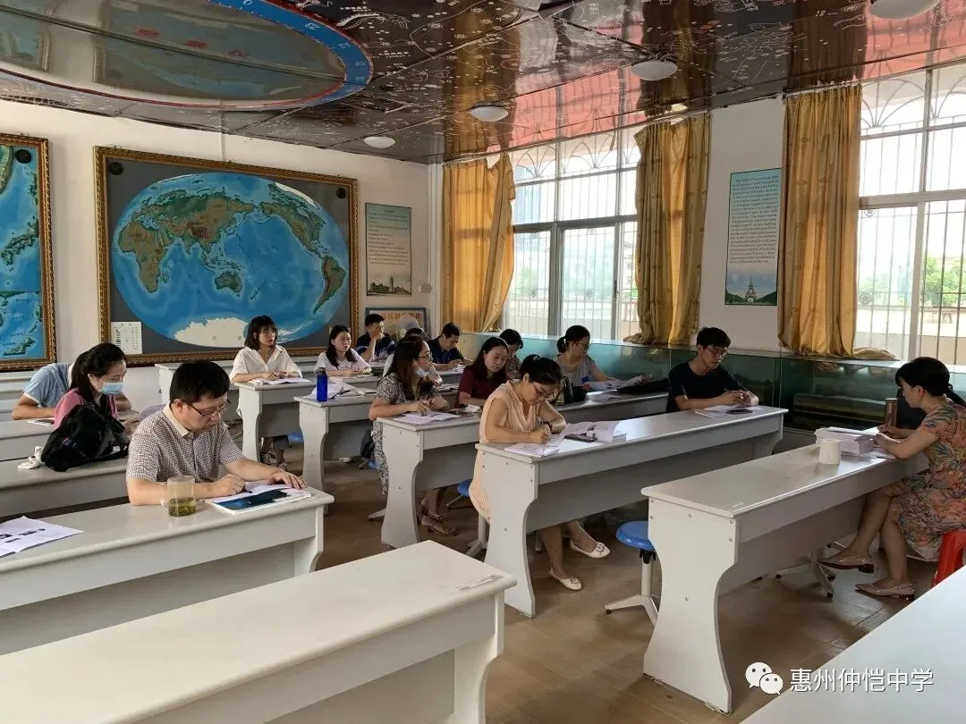 学生们在课堂上踊跃发言,展现学习热情