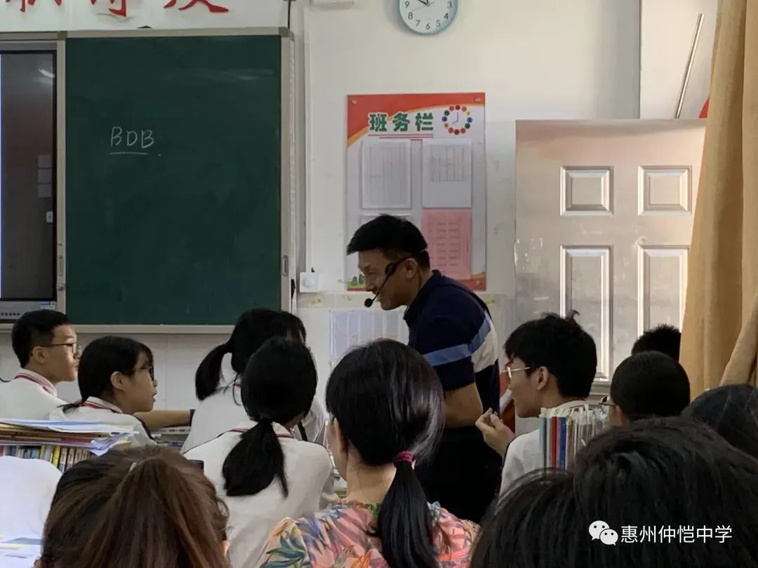 学生在课堂上积极展示预习成果并进行评价