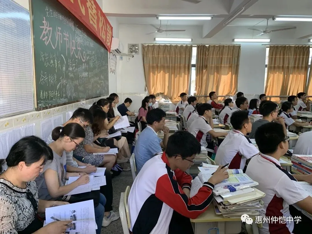 学生分组讨论,积极交流观点